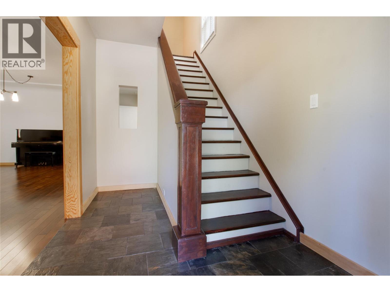 215 Sixth Street E, Revelstoke, British Columbia  V0E 2S0 - Photo 4 - 10403392