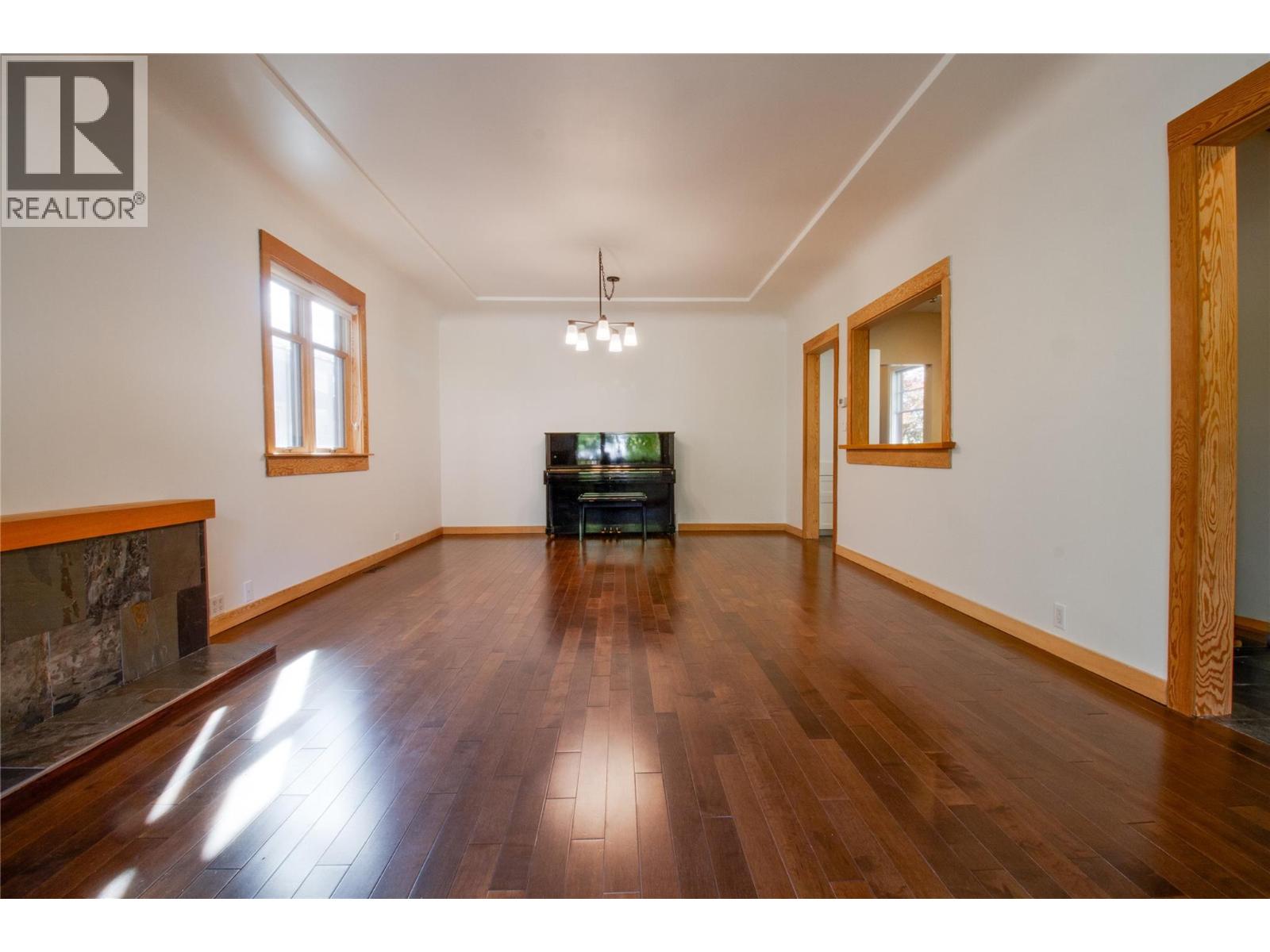 215 Sixth Street E, Revelstoke, British Columbia  V0E 2S0 - Photo 6 - 10403392