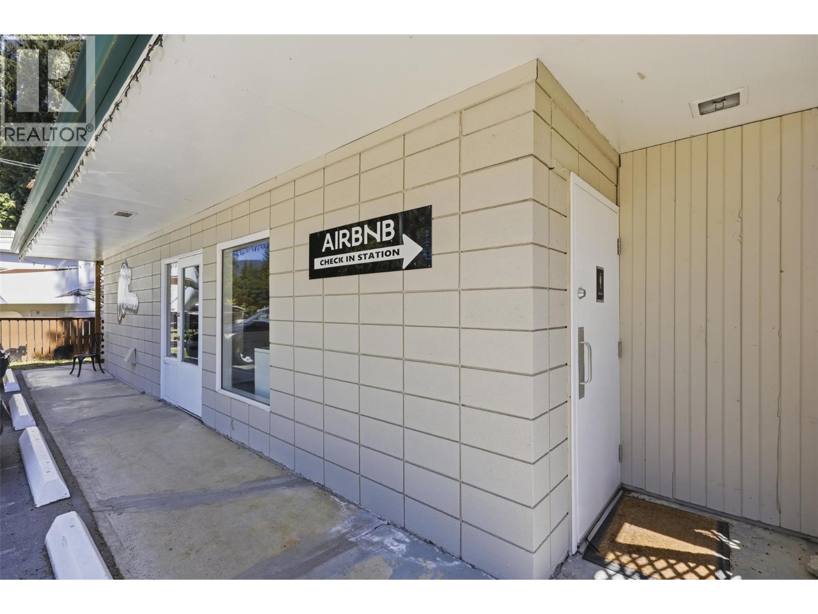 6670 Trans Canada Highway Ne, Salmon Arm, British Columbia  V0E 1K0 - Photo 14 - 10403037