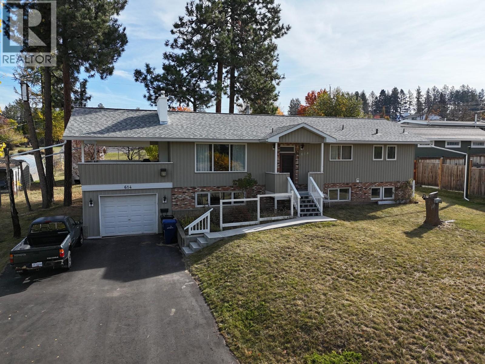 614 28th Avenue S, Cranbrook, British Columbia  V1C 3J8 - Photo 1 - 10403500