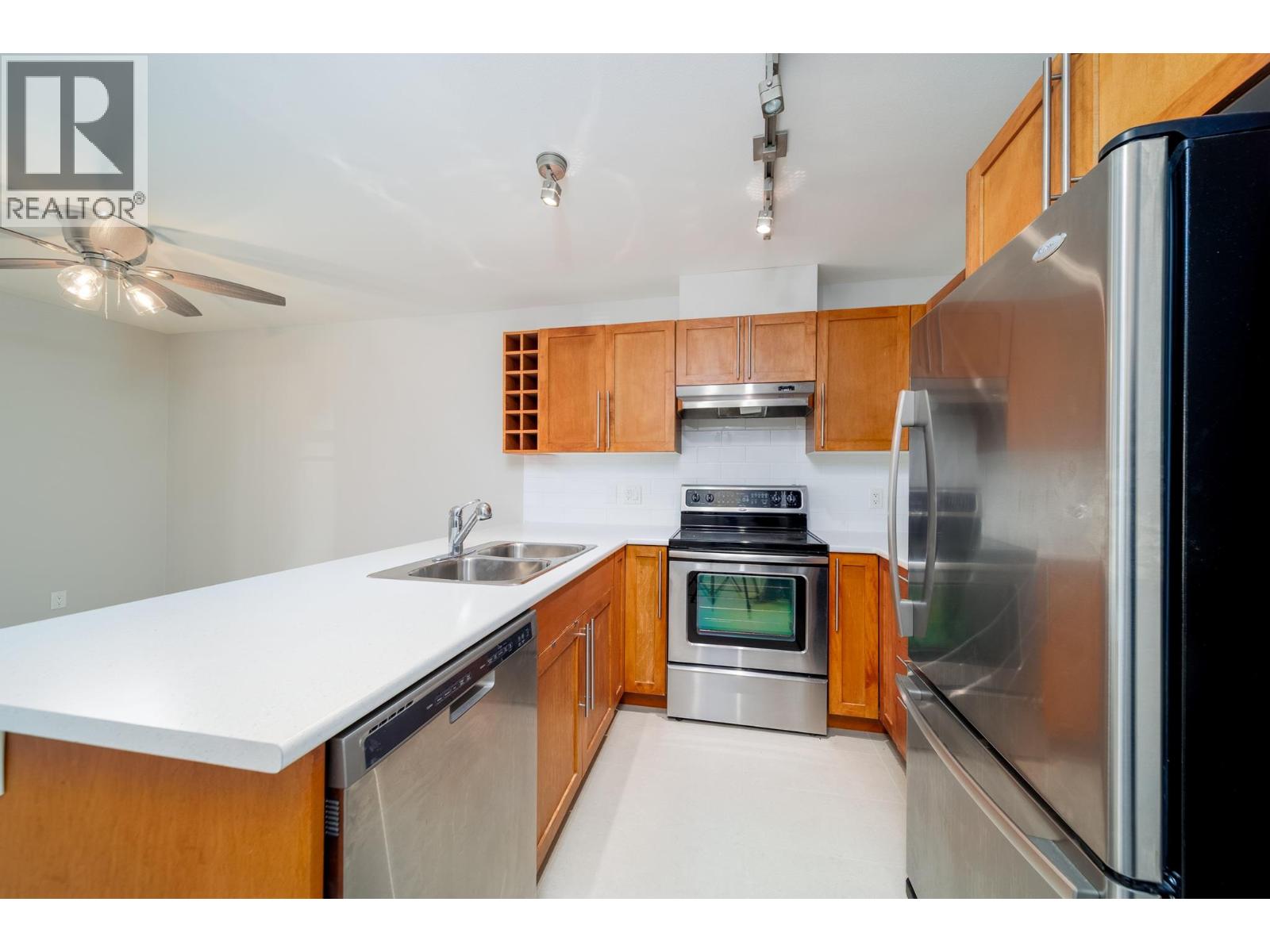 1099 Sunset Drive Unit# 224, Kelowna, British Columbia  V1Y 9Z2 - Photo 2 - 10402988