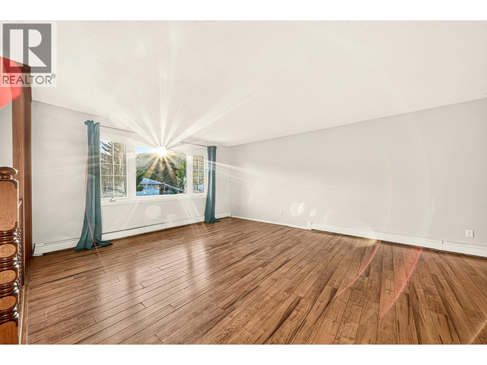 407 Maple Street, Sparwood, British Columbia  V0B 2G0 - Photo 3 - 10401218
