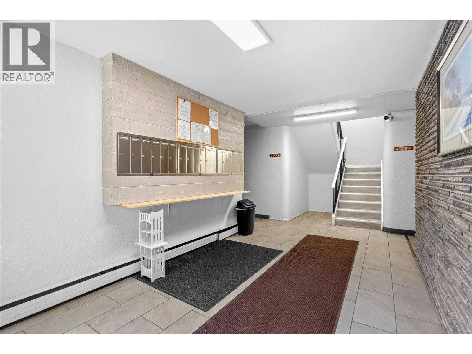 909 Fairview Road, Penticton, British Columbia  V2A 5Z1 - Photo 4 - 10403482