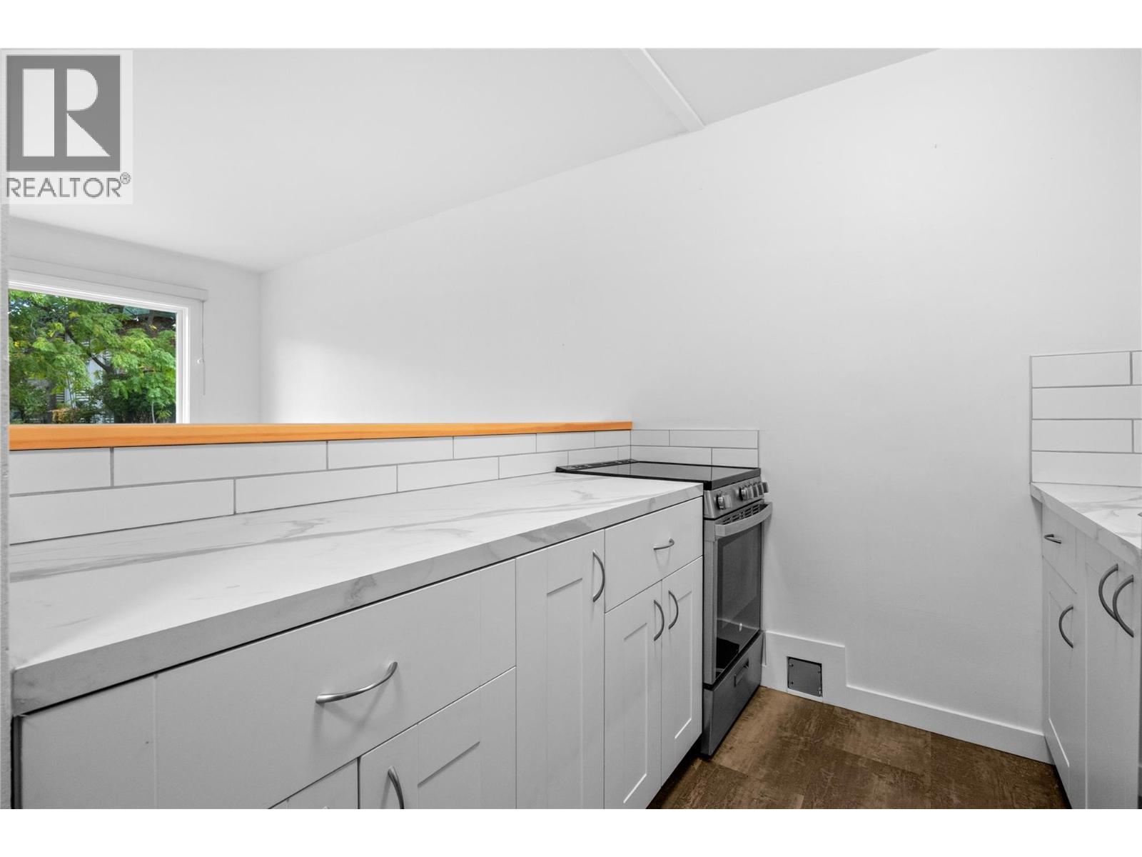 909 Fairview Road, Penticton, British Columbia  V2A 5Z1 - Photo 5 - 10403482
