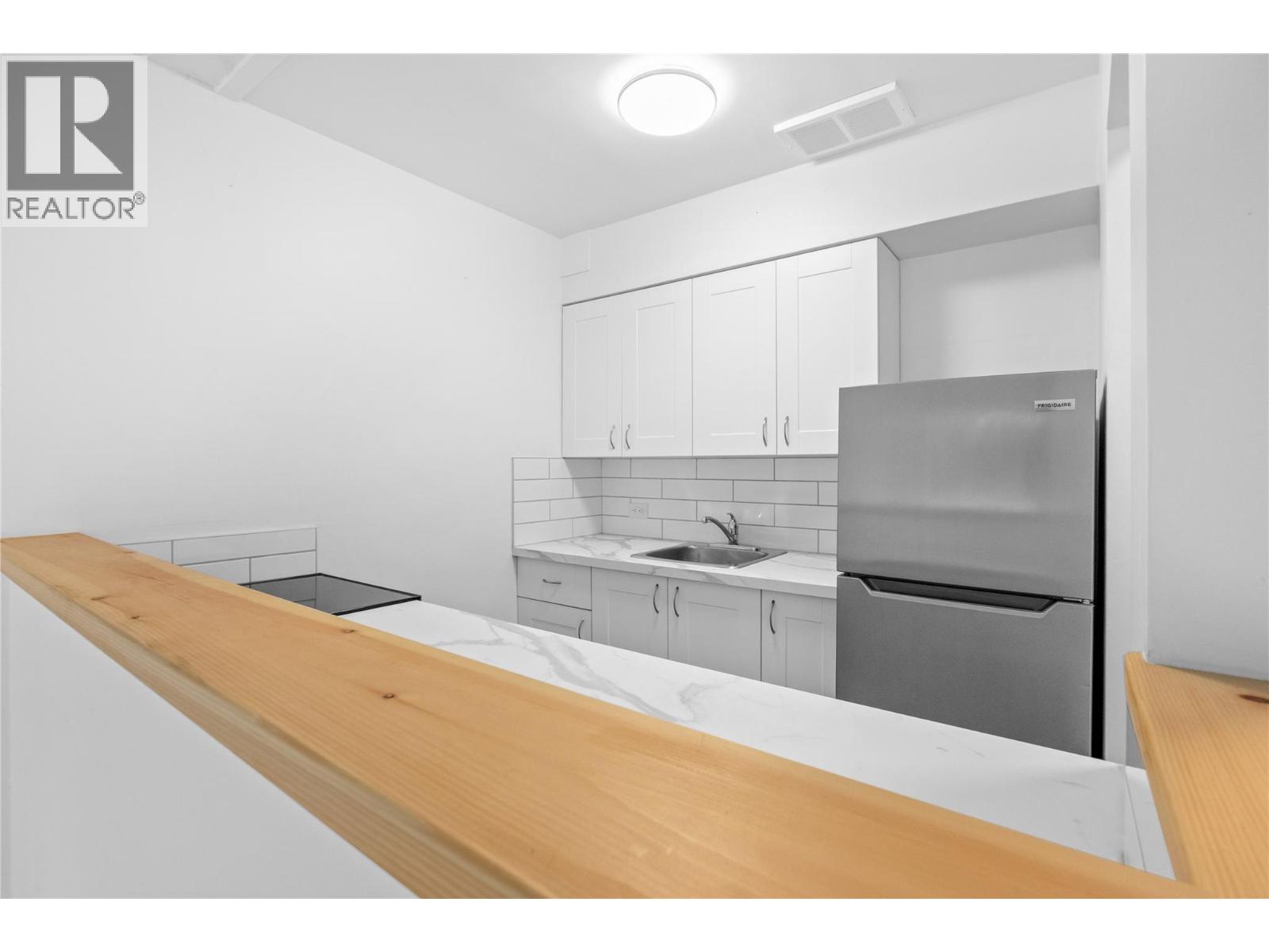 909 Fairview Road, Penticton, British Columbia  V2A 5Z1 - Photo 6 - 10403482