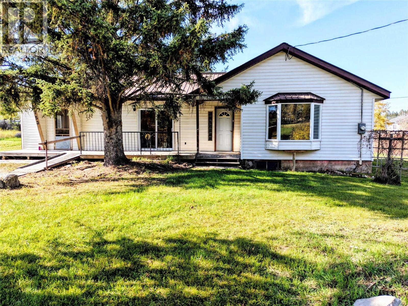 5753 Columbia Avenue, Edgewater, British Columbia  V0A 1E0 - Photo 1 - 10403572