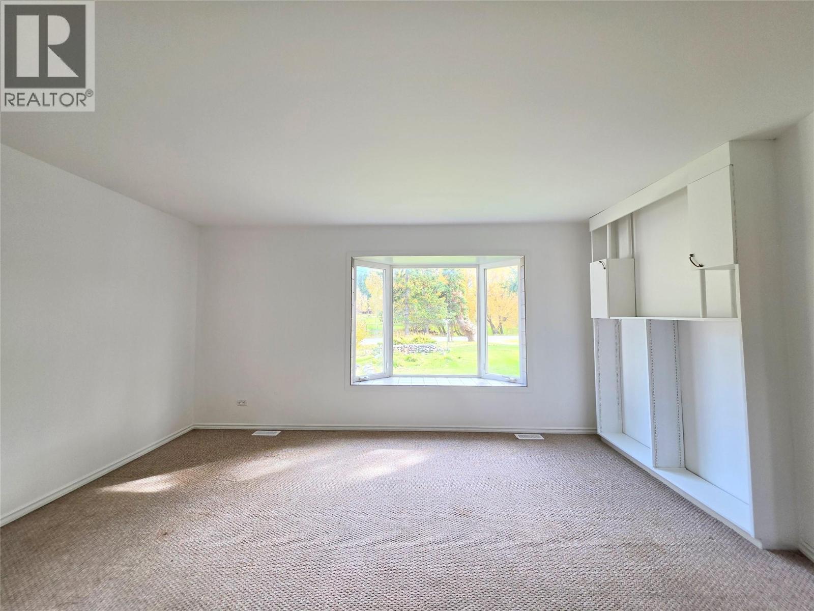 5753 Columbia Avenue, Edgewater, British Columbia  V0A 1E0 - Photo 3 - 10403572