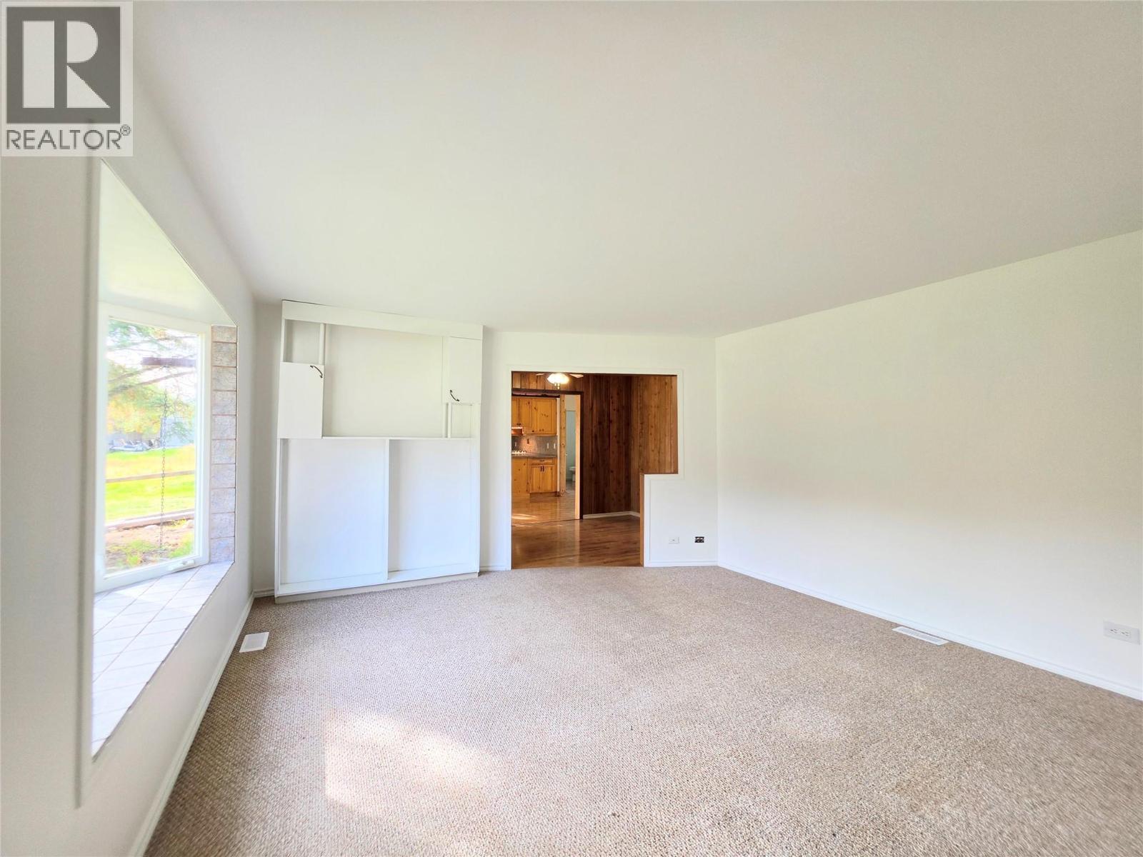5753 Columbia Avenue, Edgewater, British Columbia  V0A 1E0 - Photo 5 - 10403572