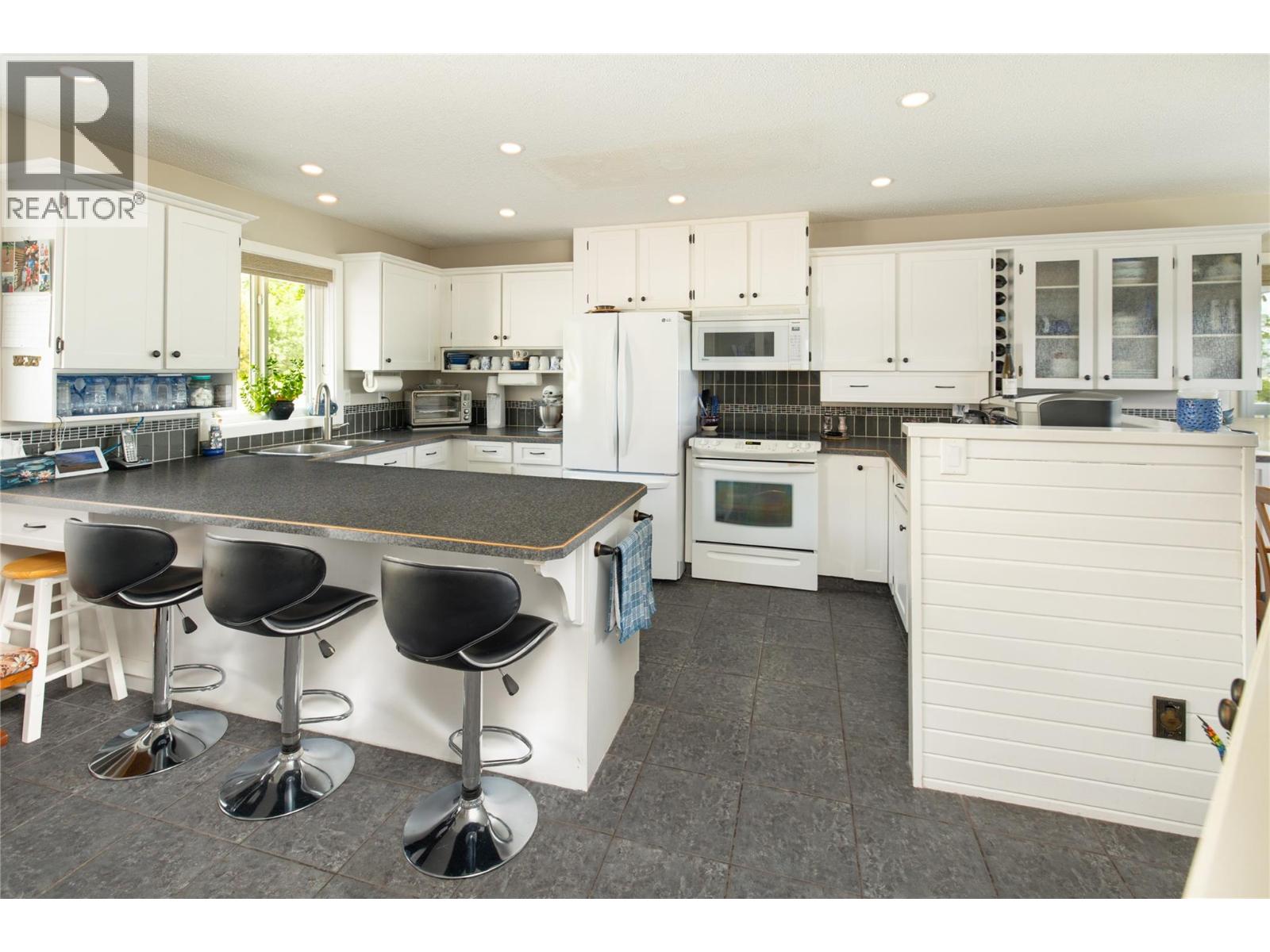 6636 Southwind Road, Vernon, British Columbia  V1H 1B7 - Photo 12 - 10403549