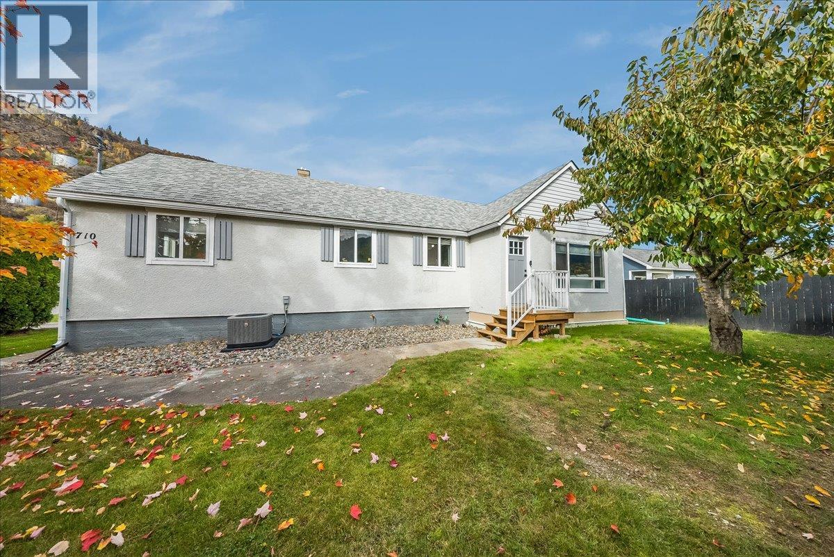 710 10th Avenue, Montrose, British Columbia  V0G 1P0 - Photo 1 - 10403311