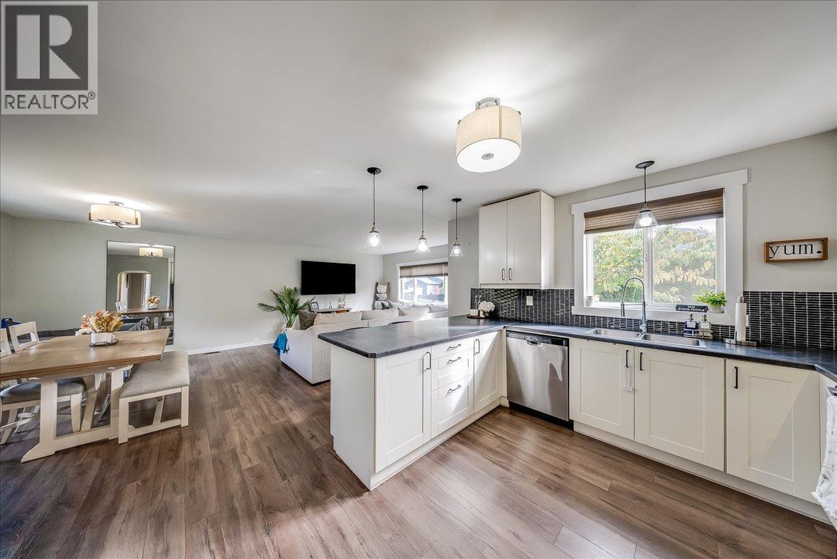 710 10th Avenue, Montrose, British Columbia  V0G 1P0 - Photo 13 - 10403311