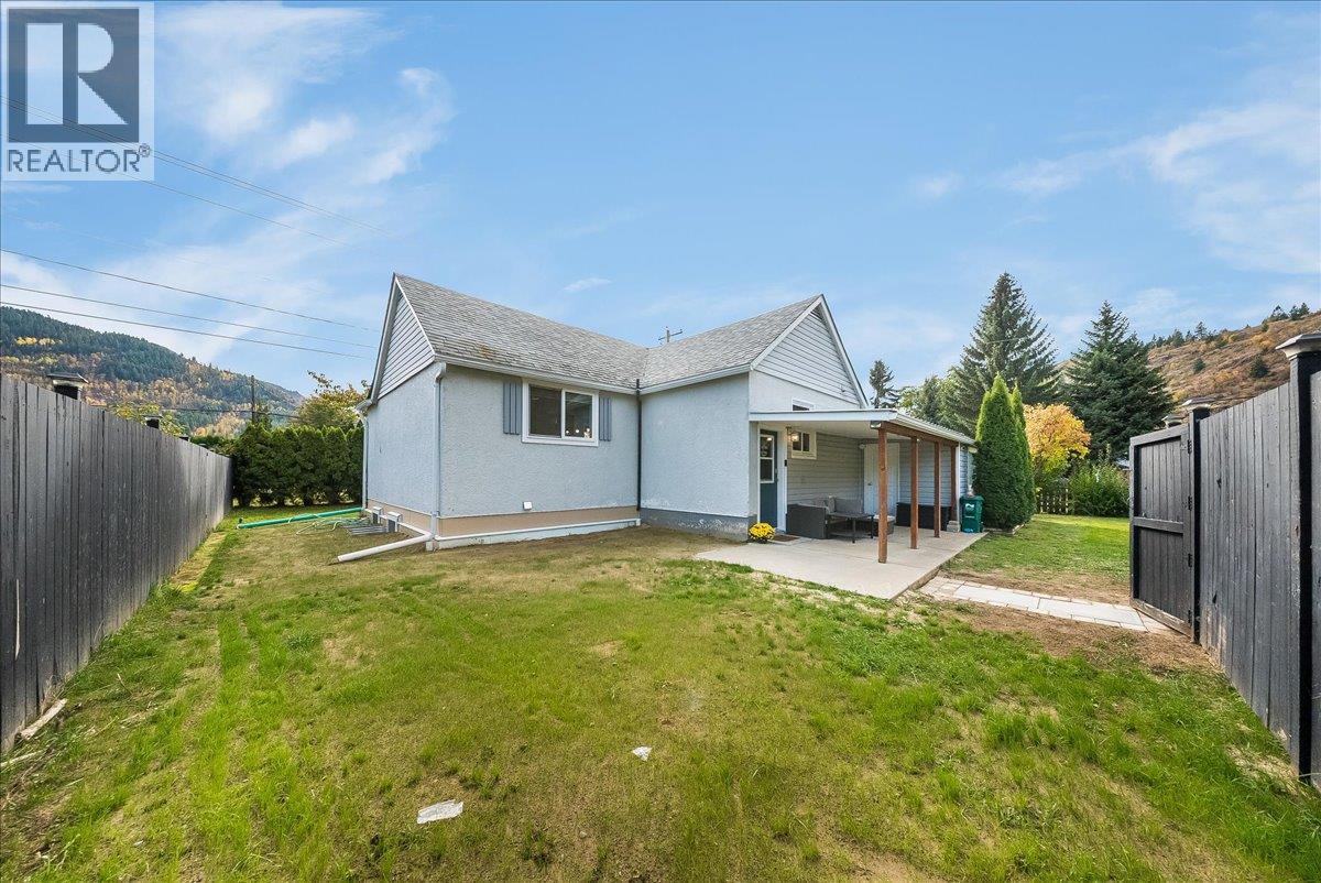 710 10th Avenue, Montrose, British Columbia  V0G 1P0 - Photo 3 - 10403311