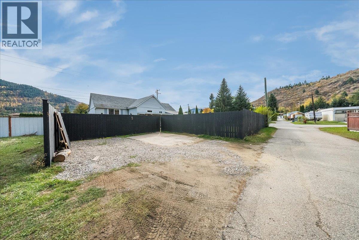 710 10th Avenue, Montrose, British Columbia  V0G 1P0 - Photo 35 - 10403311