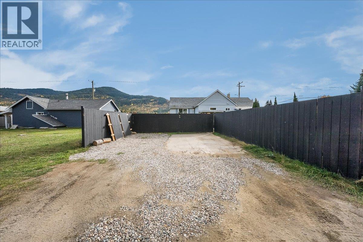 710 10th Avenue, Montrose, British Columbia  V0G 1P0 - Photo 36 - 10403311