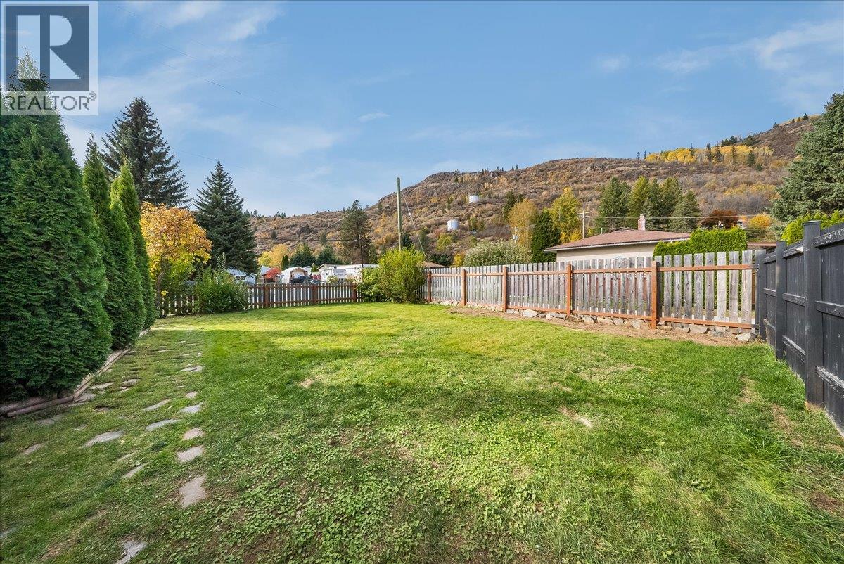 710 10th Avenue, Montrose, British Columbia  V0G 1P0 - Photo 37 - 10403311