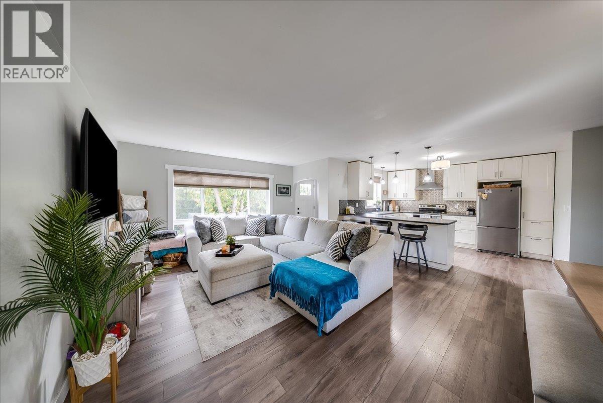 710 10th Avenue, Montrose, British Columbia  V0G 1P0 - Photo 5 - 10403311