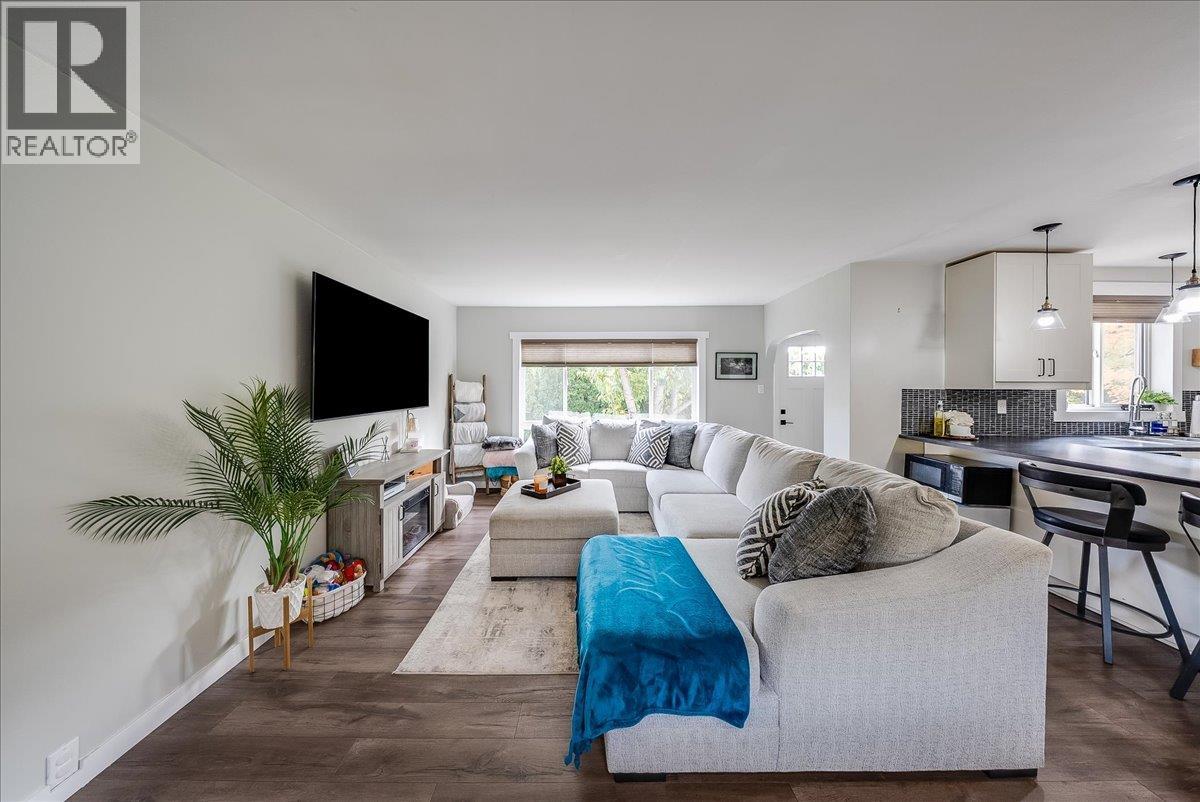 710 10th Avenue, Montrose, British Columbia  V0G 1P0 - Photo 6 - 10403311