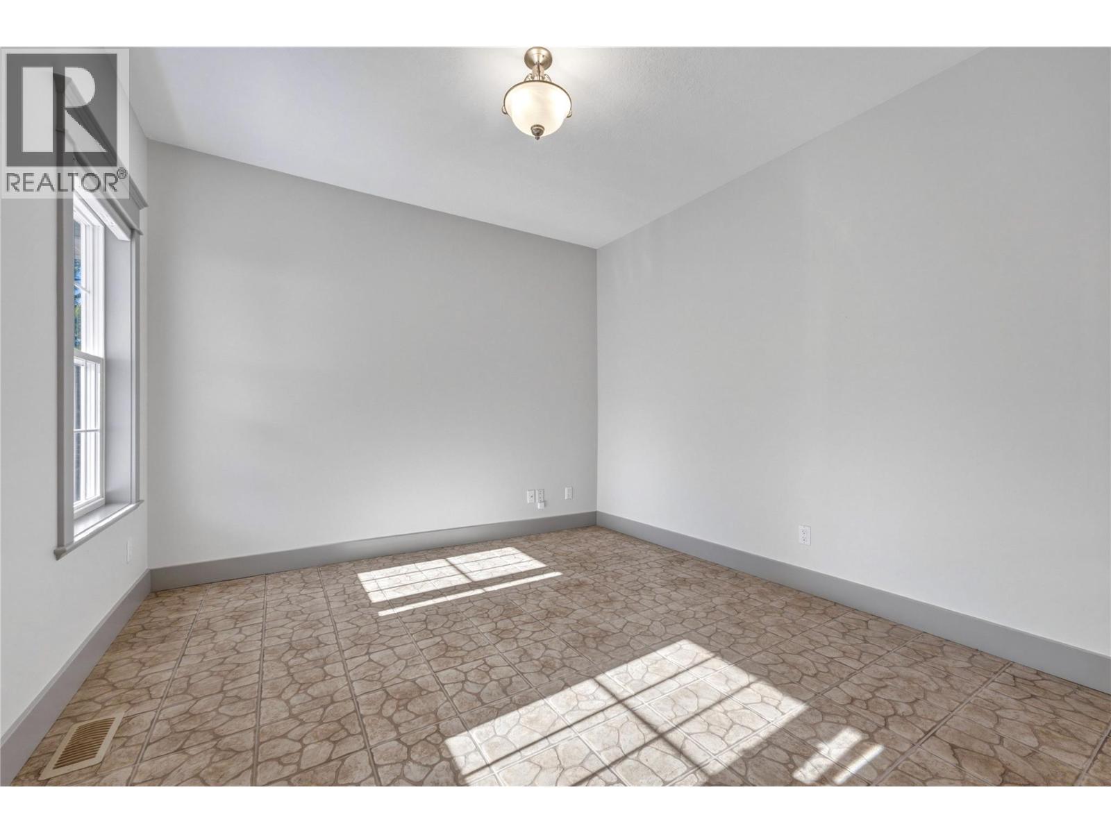 55 Peregrine Way, Vernon, British Columbia  V1H 1E4 - Photo 3 - 10403643