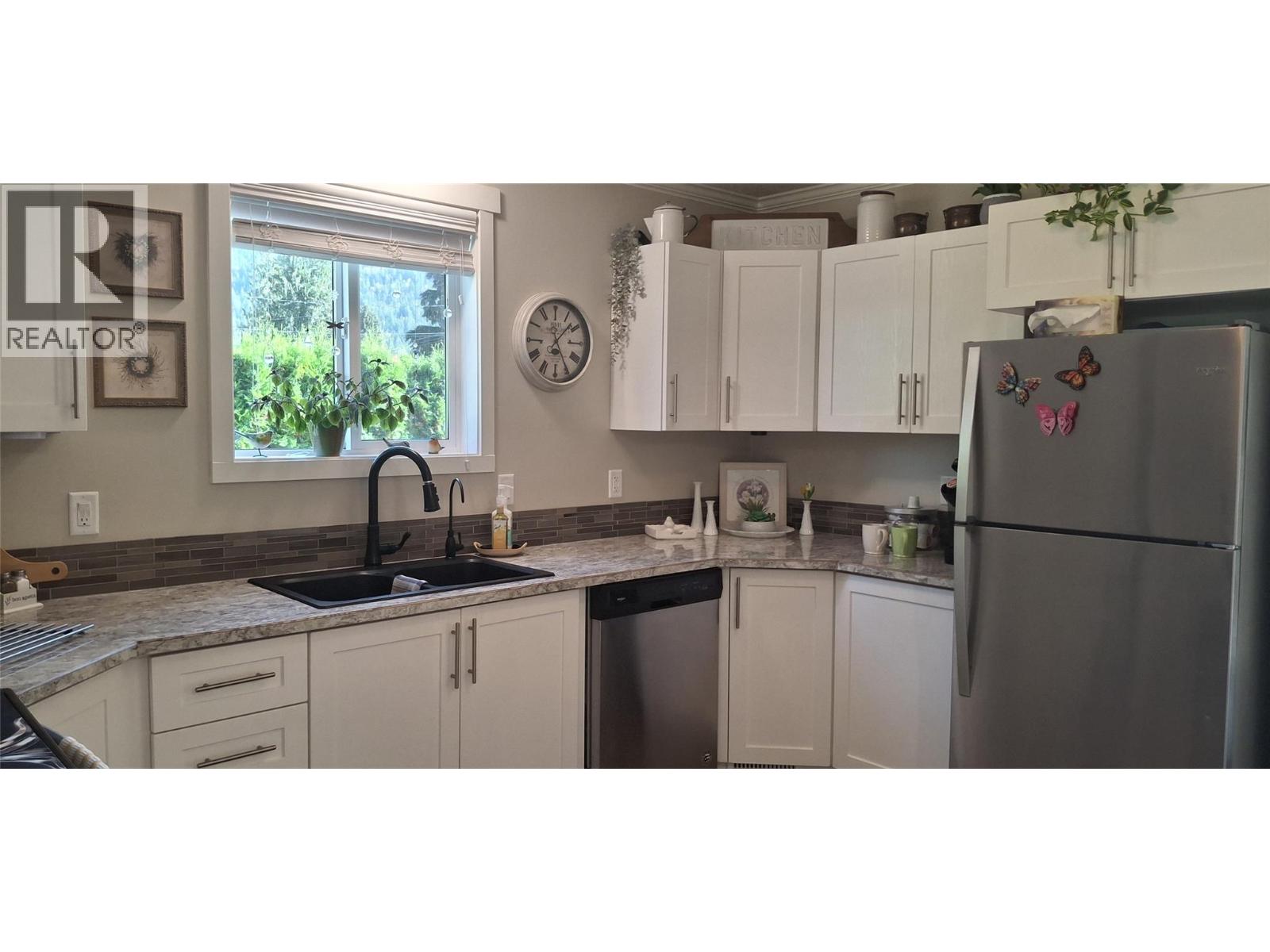 726 Whitehead Street, Sicamous, British Columbia  V0E 2V1 - Photo 3 - 10403681