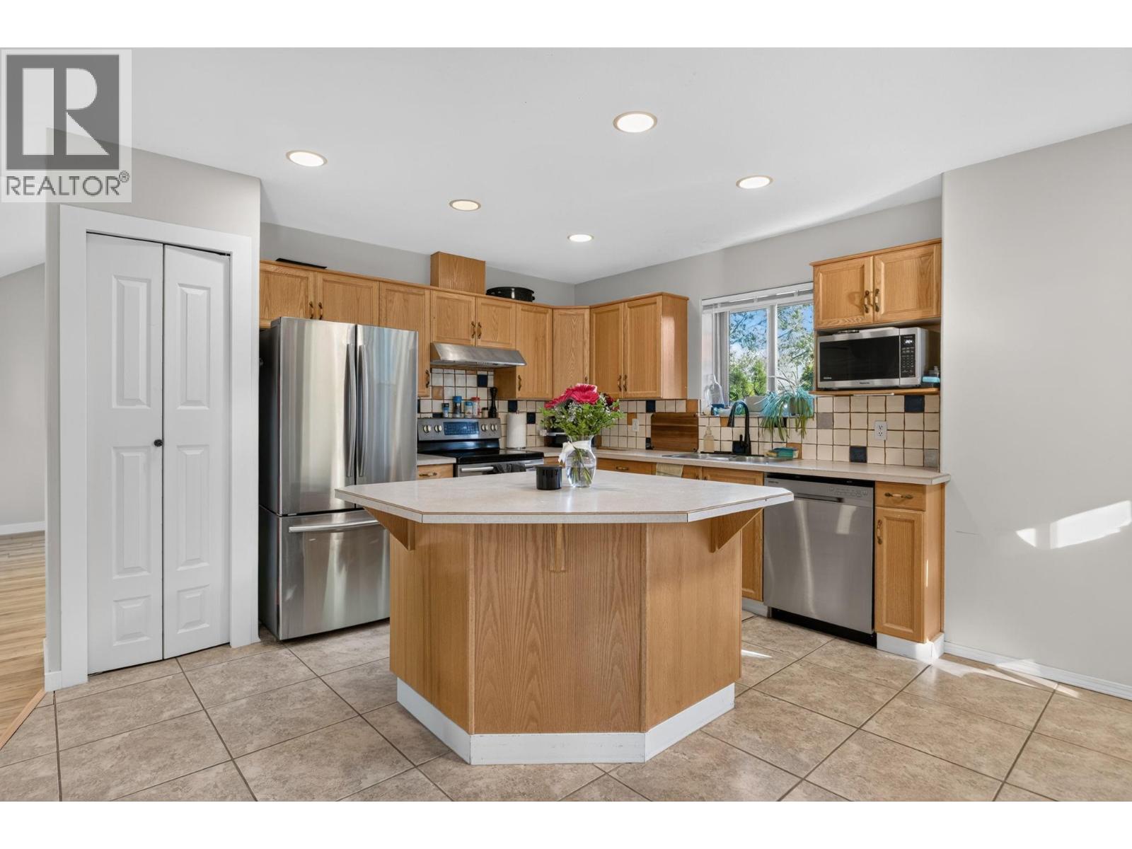 1759 Spruceglen Drive, Kelowna, British Columbia  V1V 1S8 - Photo 3 - 10403814