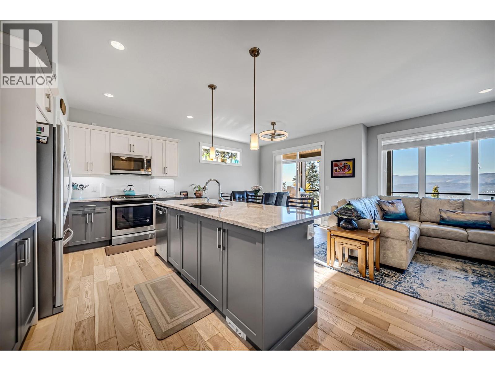 2345 Spring Lane, Kelowna, British Columbia  V1P 1T8 - Photo 3 - 10403492