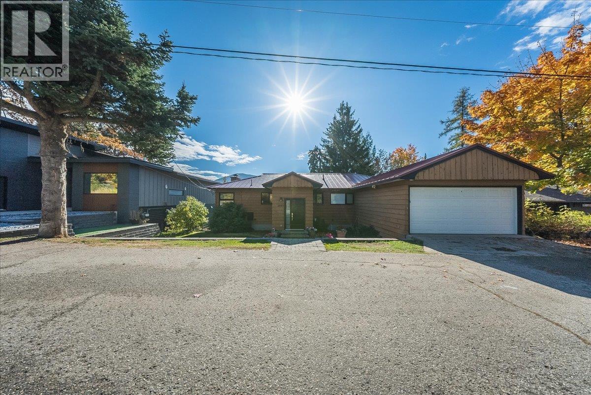 2603 Maple Crescent, Rossland, British Columbia  V0G 1Y0 - Photo 1 - 10403800