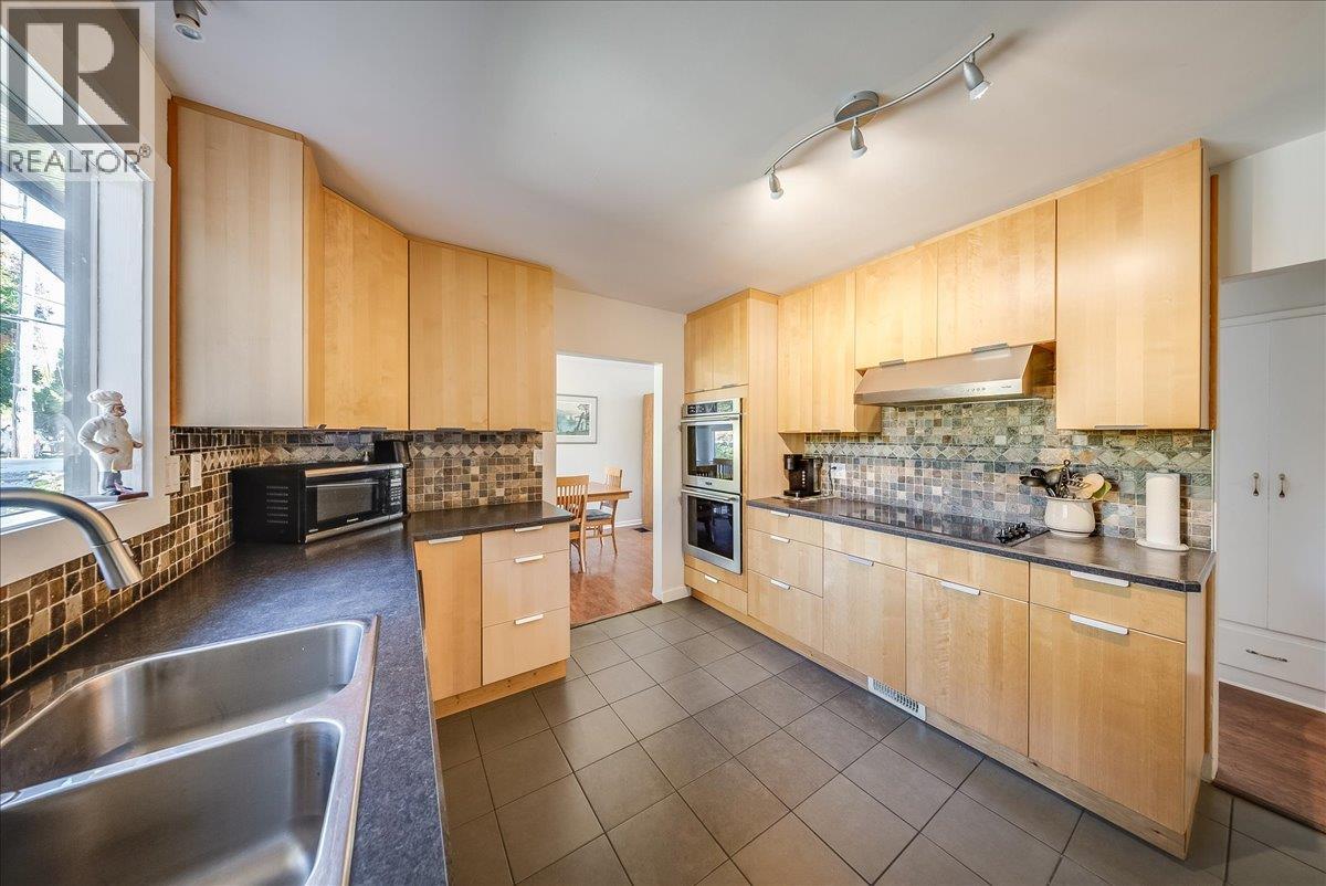 2603 Maple Crescent, Rossland, British Columbia  V0G 1Y0 - Photo 11 - 10403800