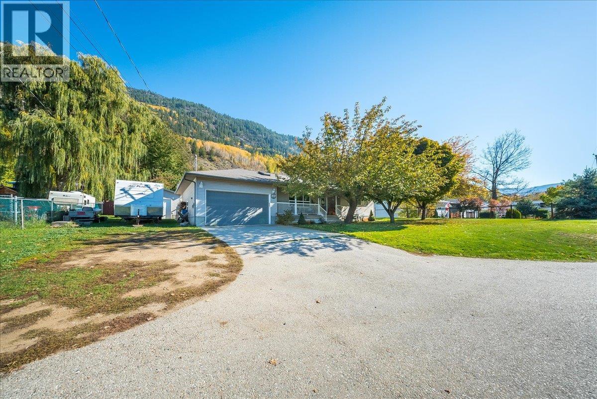 2045 Raspberry Road, Castlegar, British Columbia  V1N 4T6 - Photo 1 - 10403496