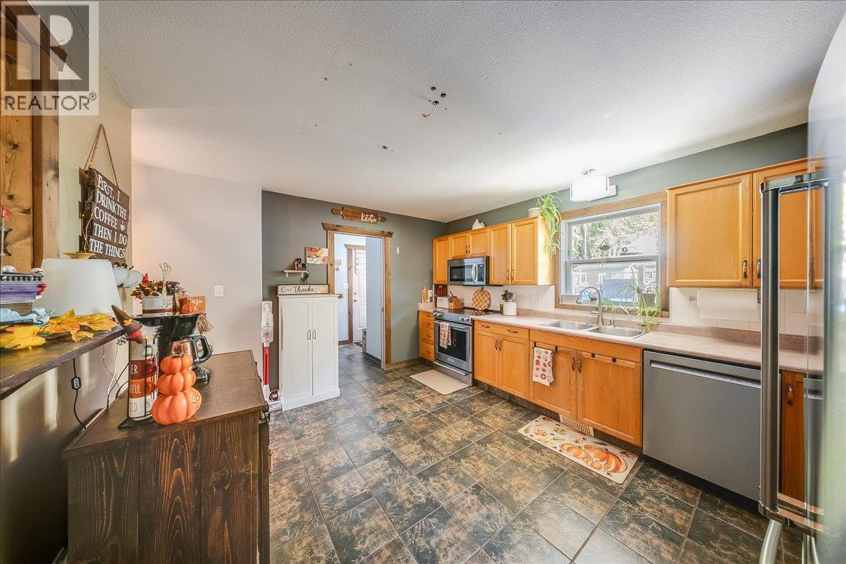 2045 Raspberry Road, Castlegar, British Columbia  V1N 4T6 - Photo 13 - 10403496