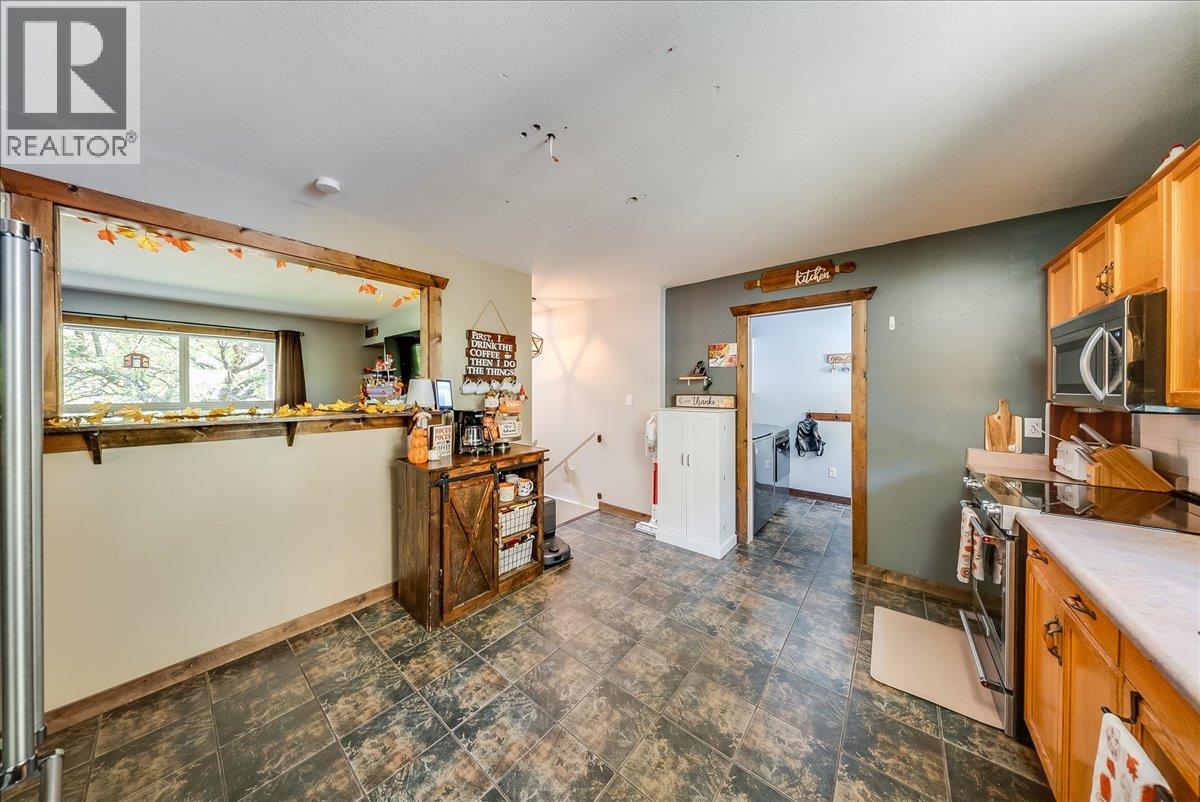 2045 Raspberry Road, Castlegar, British Columbia  V1N 4T6 - Photo 16 - 10403496