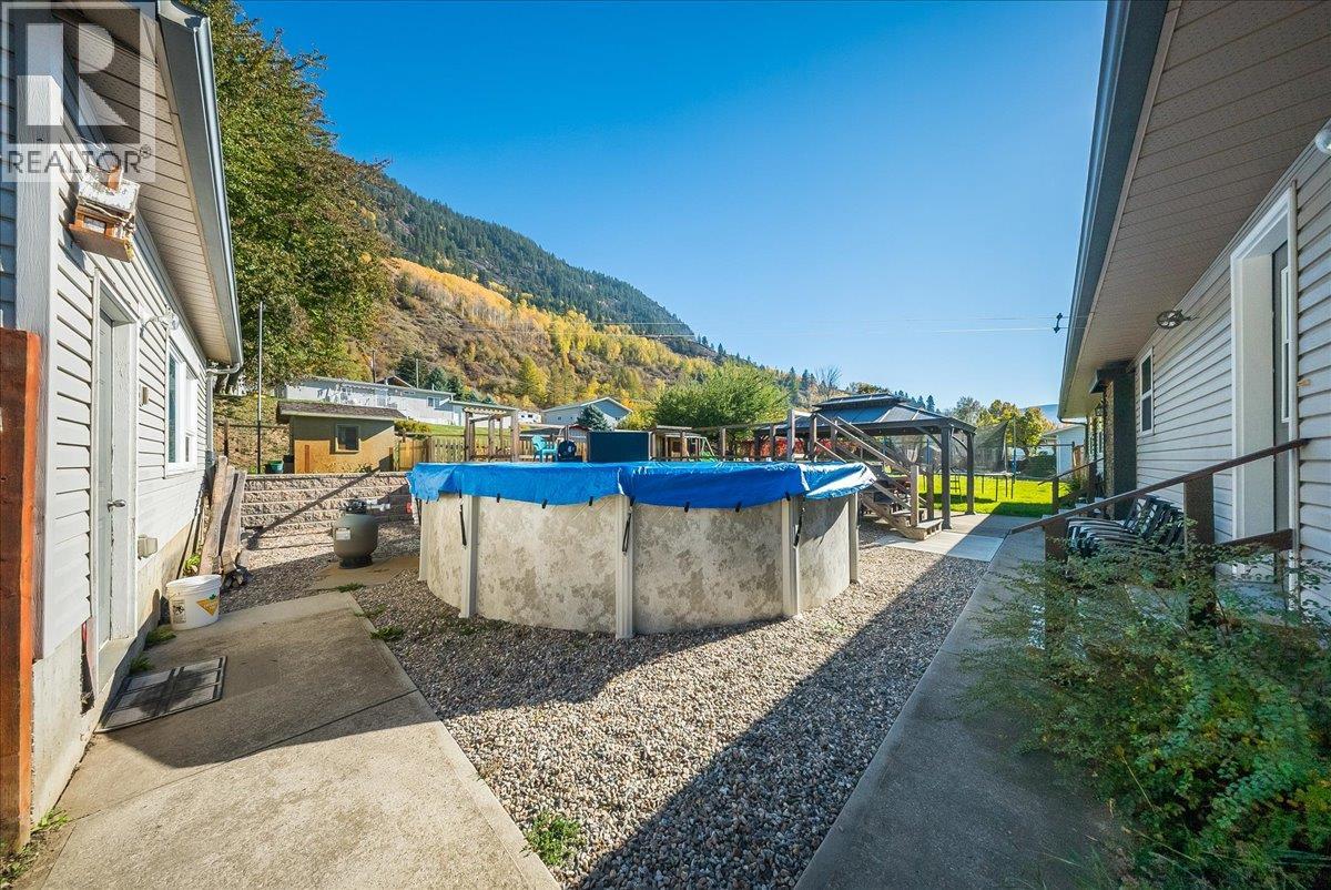 2045 Raspberry Road, Castlegar, British Columbia  V1N 4T6 - Photo 52 - 10403496