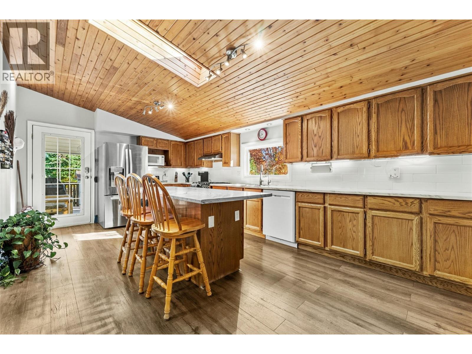 1404 Walnut Avenue, Merritt, British Columbia  V1K 1L3 - Photo 3 - 10403585