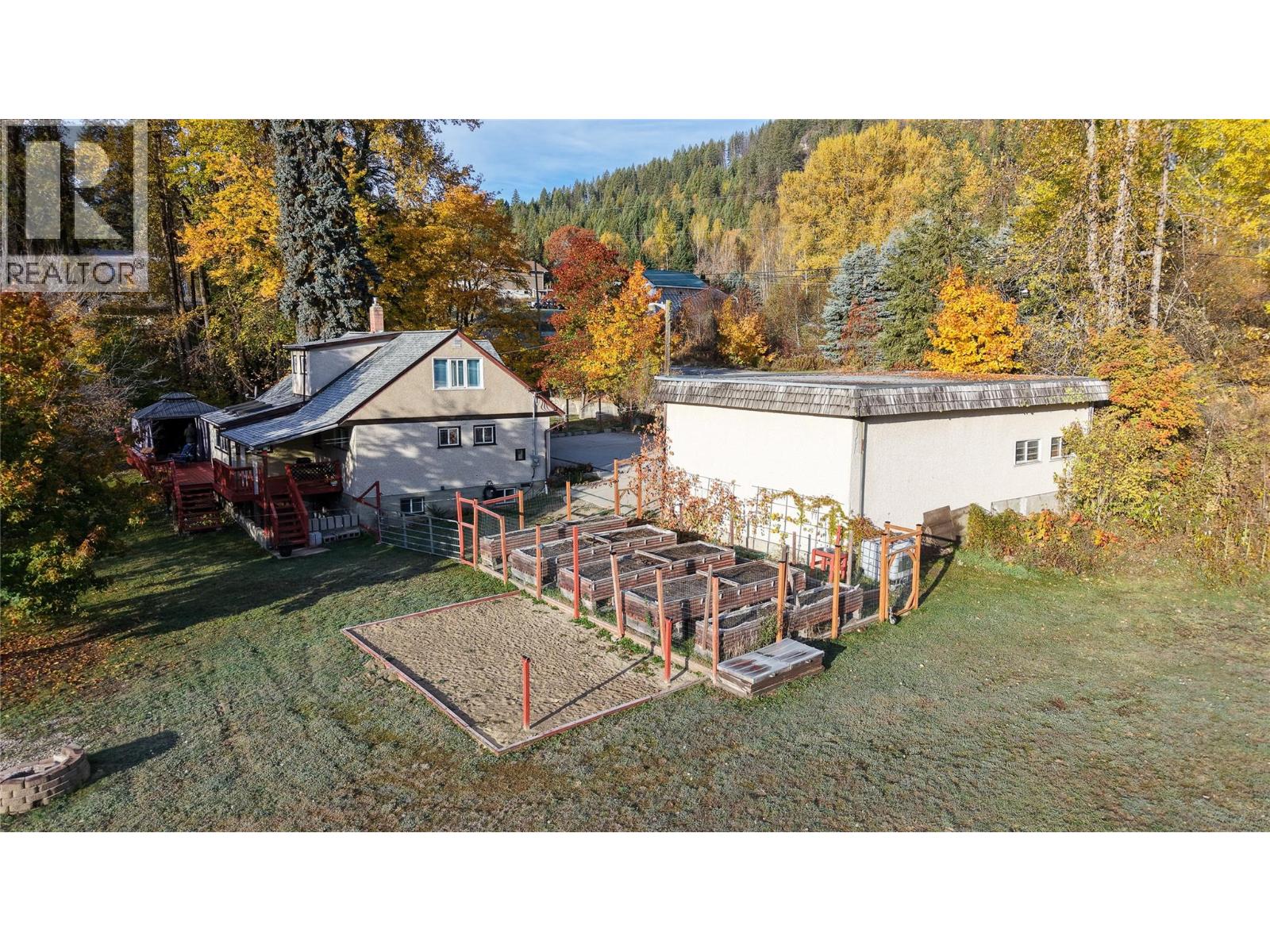 2066 Caughlin Road, Fruitvale, British Columbia  V0G 1L1 - Photo 11 - 10403899