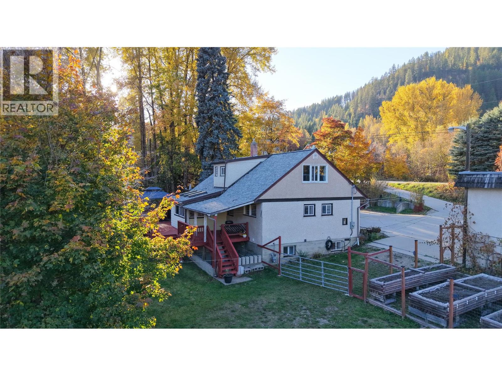 2066 Caughlin Road, Fruitvale, British Columbia  V0G 1L1 - Photo 2 - 10403899