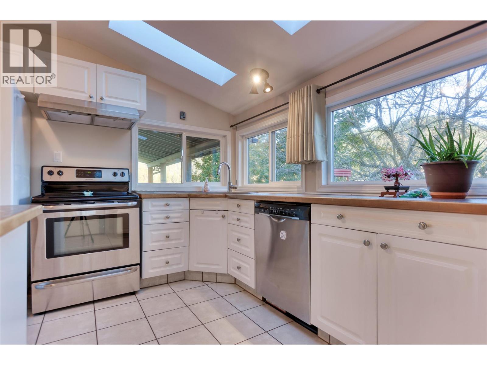 2066 Caughlin Road, Fruitvale, British Columbia  V0G 1L1 - Photo 20 - 10403899