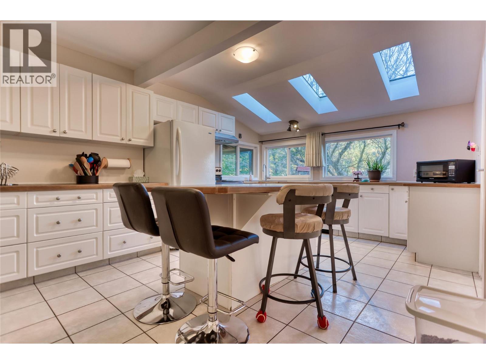 2066 Caughlin Road, Fruitvale, British Columbia  V0G 1L1 - Photo 21 - 10403899