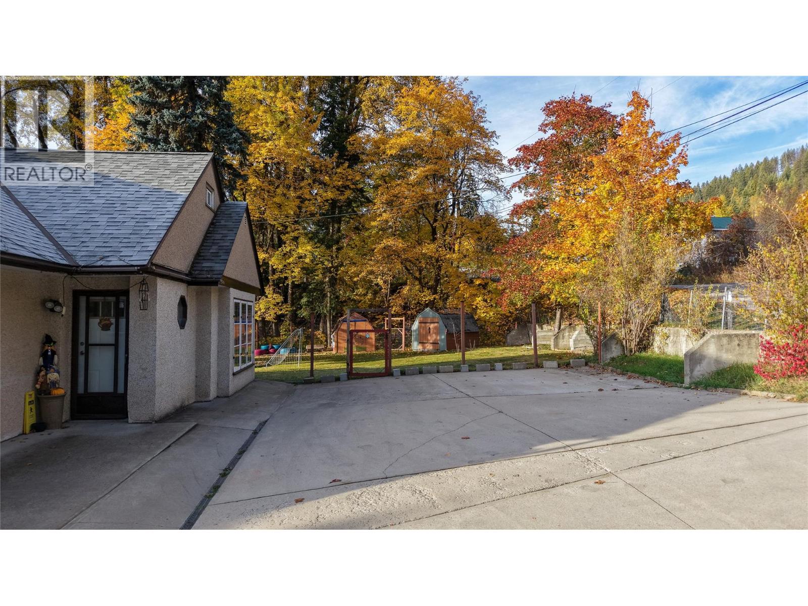 2066 Caughlin Road, Fruitvale, British Columbia  V0G 1L1 - Photo 8 - 10403899