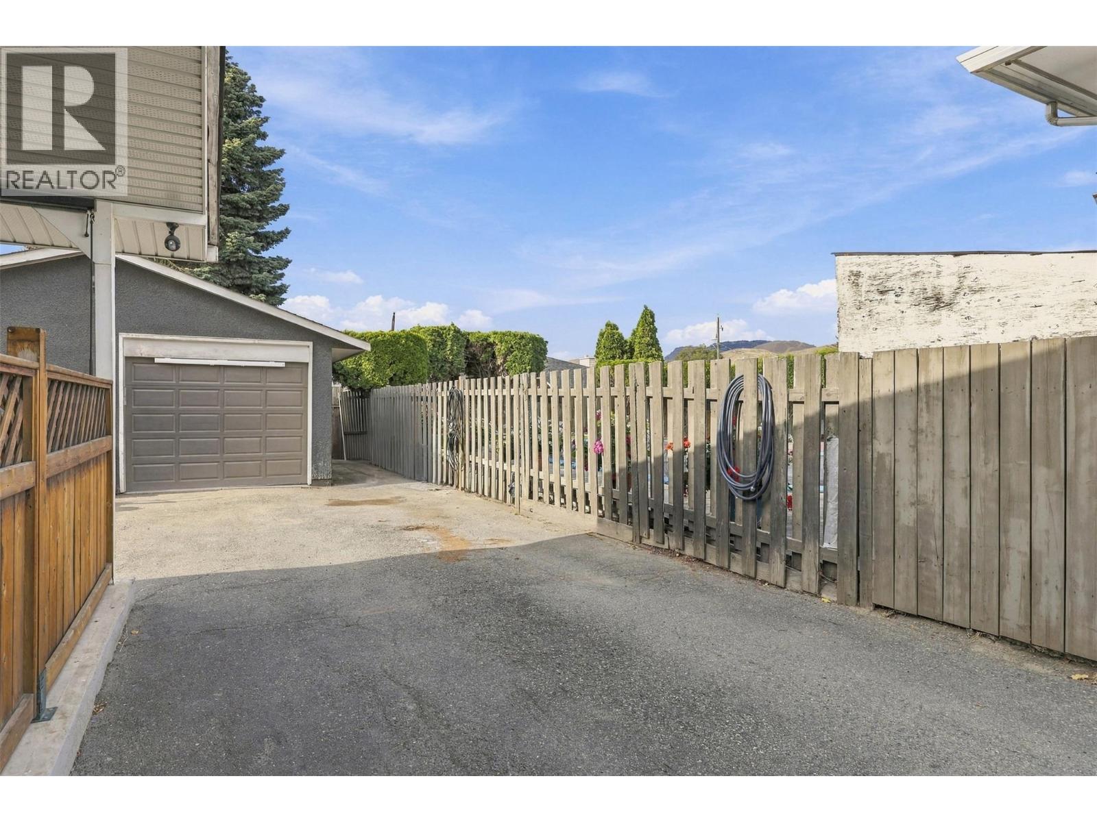 1239 10th Street, Kamloops, British Columbia  V2B 3A9 - Photo 36 - 10403812