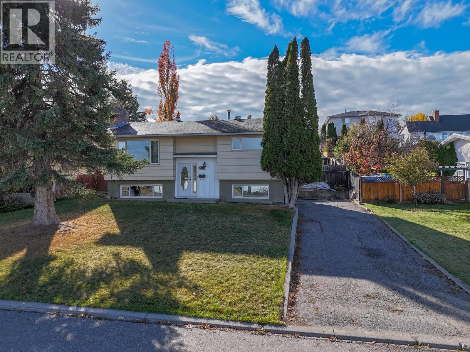 901 14th Street S, Cranbrook, British Columbia  V1C 1Y2 - Photo 1 - 10403729