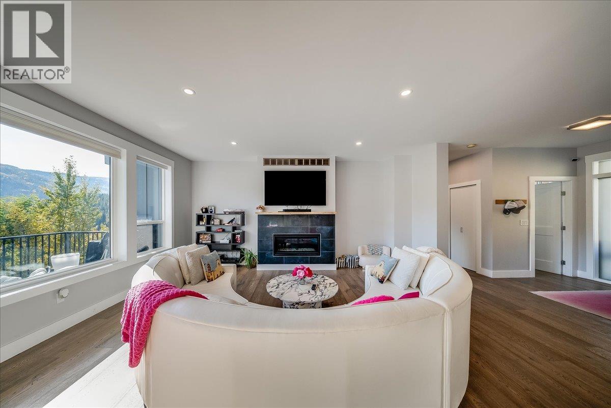 2440 Mcbride Street, Trail, British Columbia  V1R 3A6 - Photo 17 - 10403971