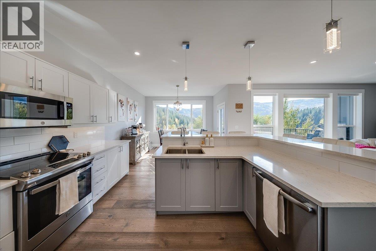 2440 Mcbride Street, Trail, British Columbia  V1R 3A6 - Photo 4 - 10403971