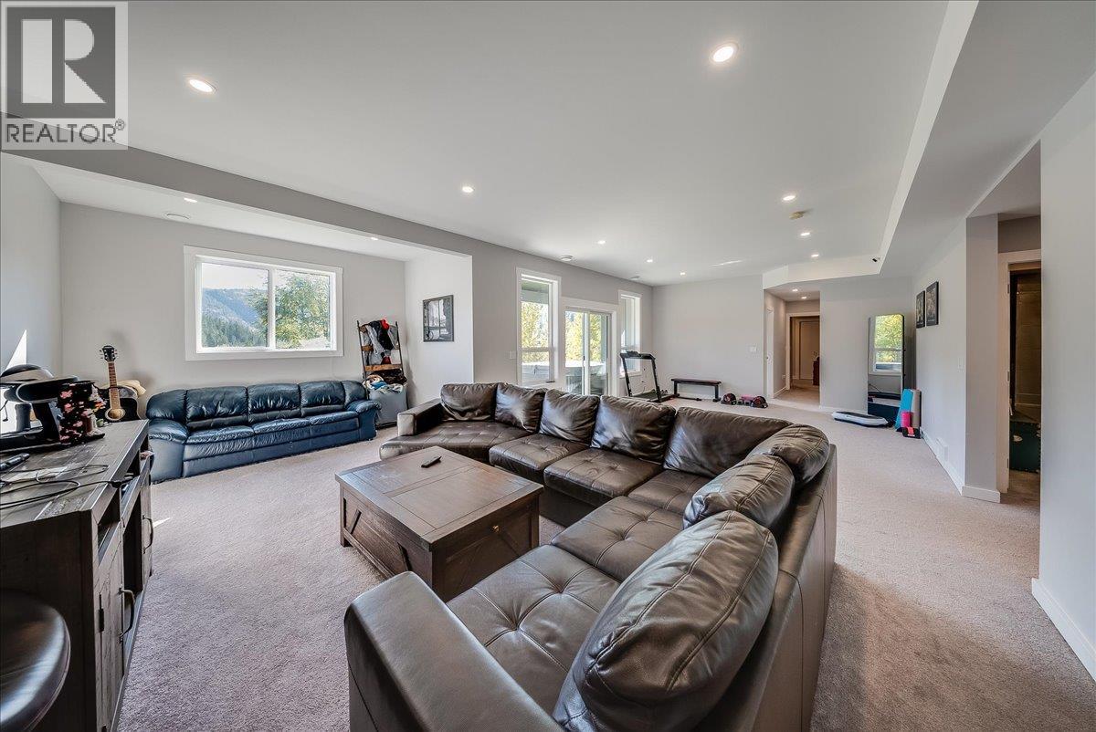 2440 Mcbride Street, Trail, British Columbia  V1R 3A6 - Photo 41 - 10403971