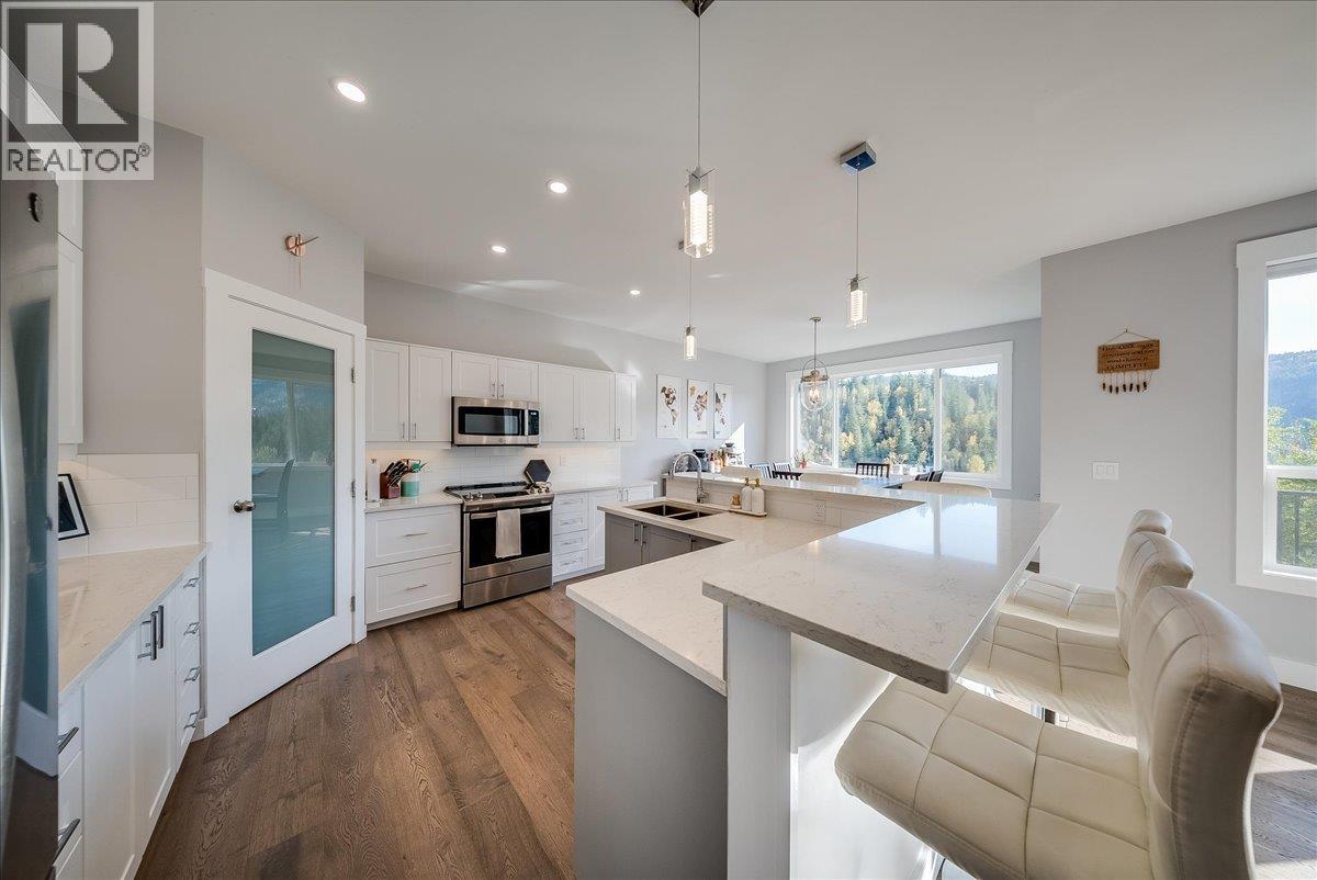 2440 Mcbride Street, Trail, British Columbia  V1R 3A6 - Photo 5 - 10403971