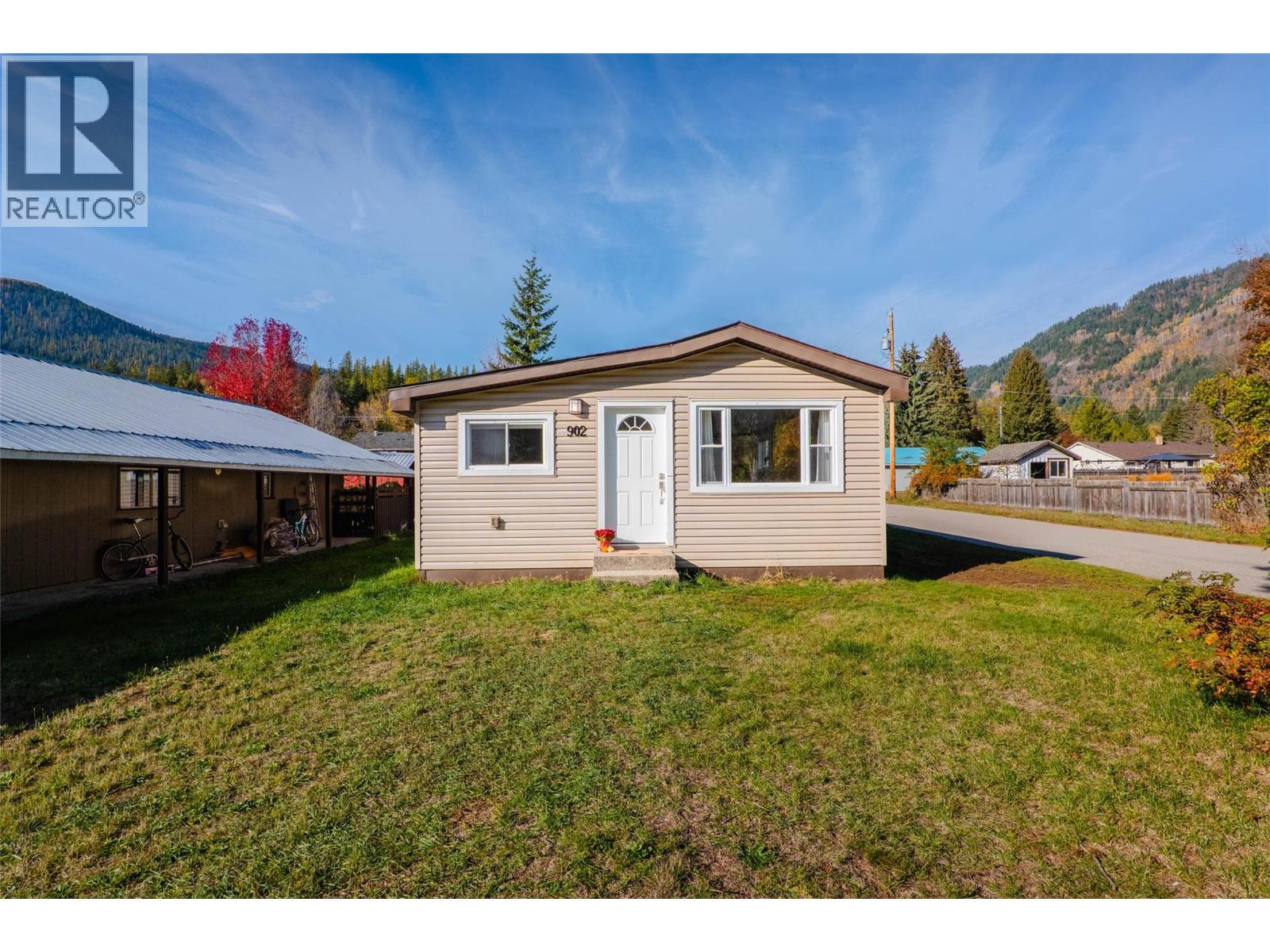 902 Cottonwood Avenue, Salmo, British Columbia  V0G 1Z0 - Photo 1 - 10403554