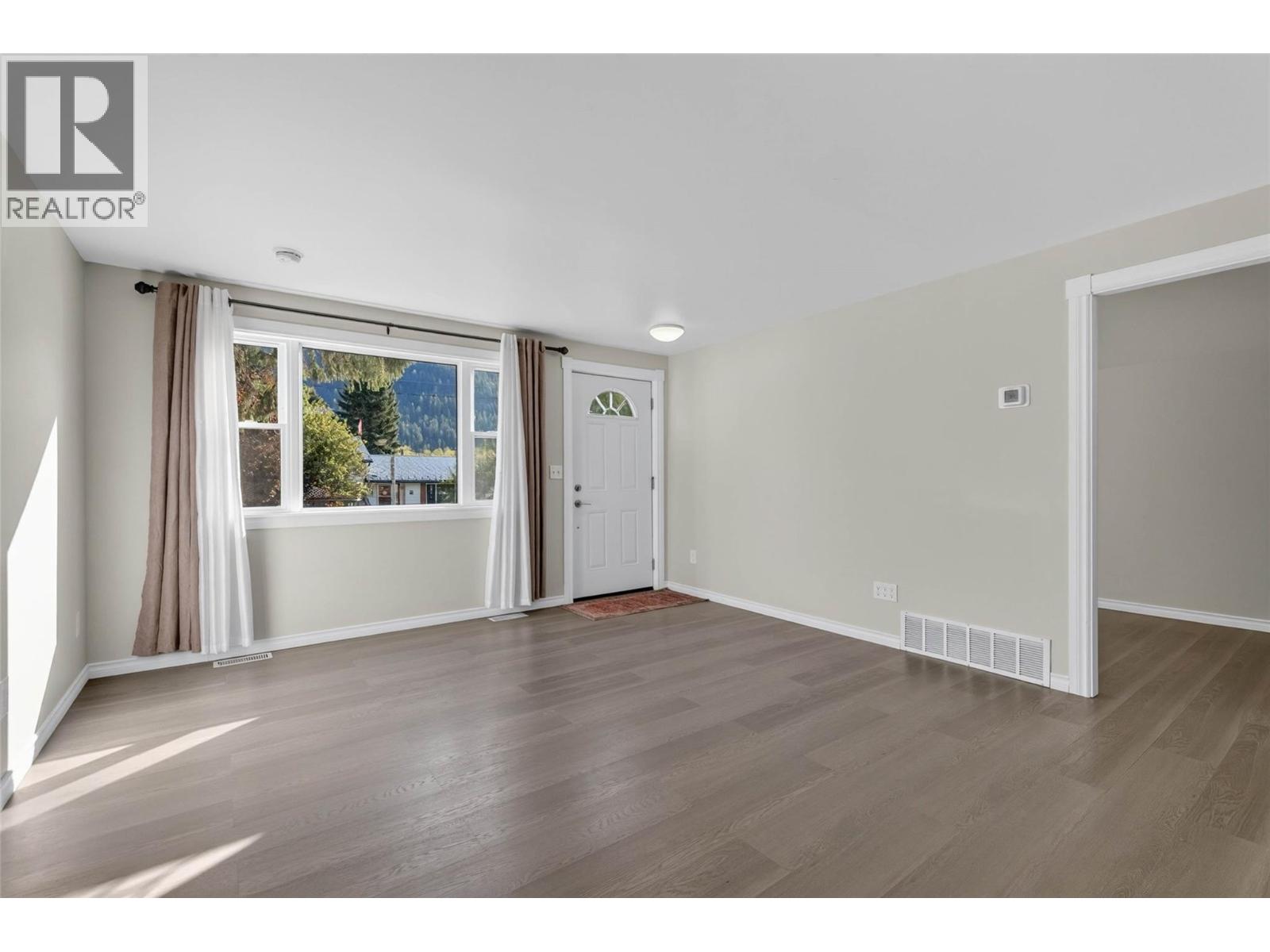 902 Cottonwood Avenue, Salmo, British Columbia  V0G 1Z0 - Photo 2 - 10403554