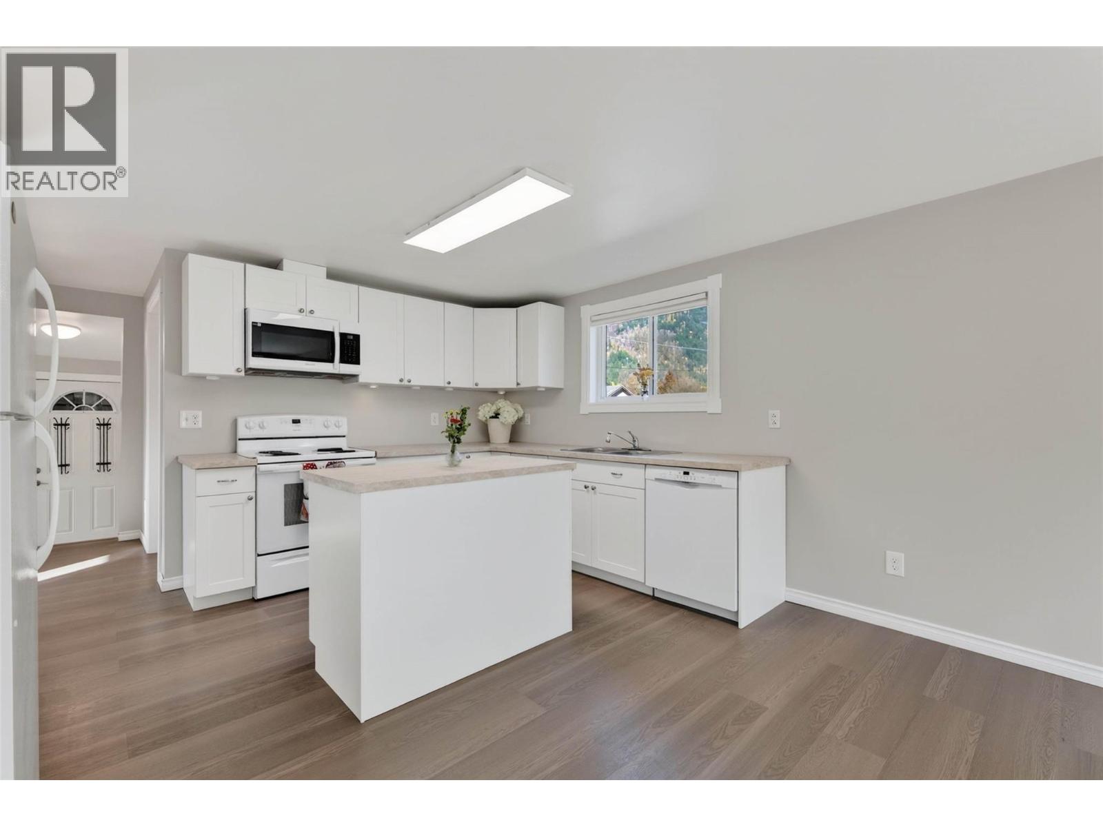 902 Cottonwood Avenue, Salmo, British Columbia  V0G 1Z0 - Photo 6 - 10403554