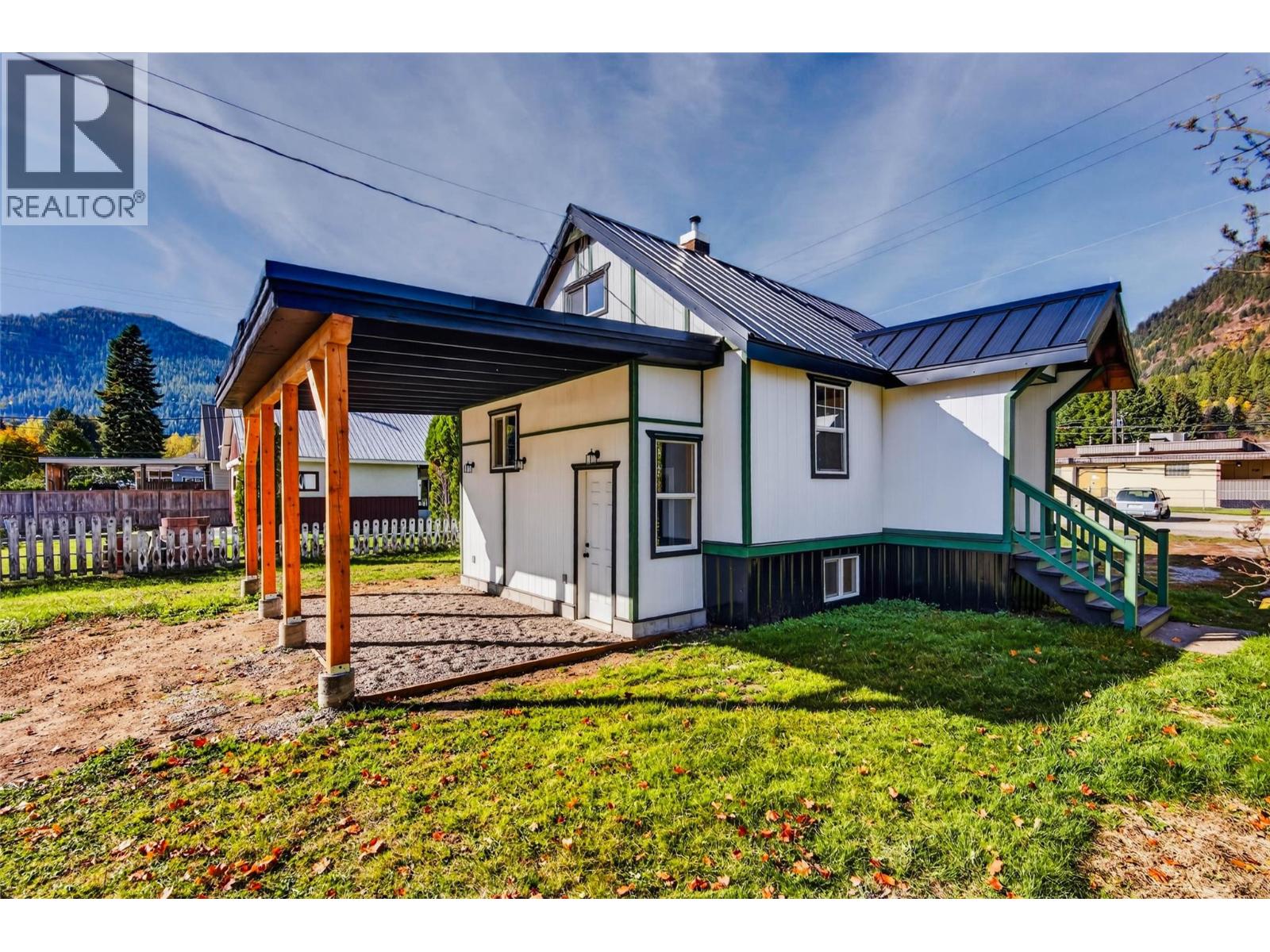 515 Sayward Avenue, Salmo, British Columbia  V0G 1Z0 - Photo 1 - 10403556
