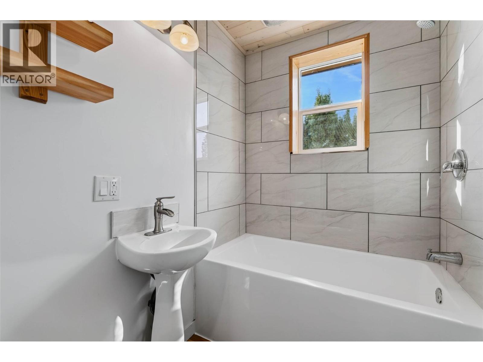 515 Sayward Avenue, Salmo, British Columbia  V0G 1Z0 - Photo 12 - 10403556