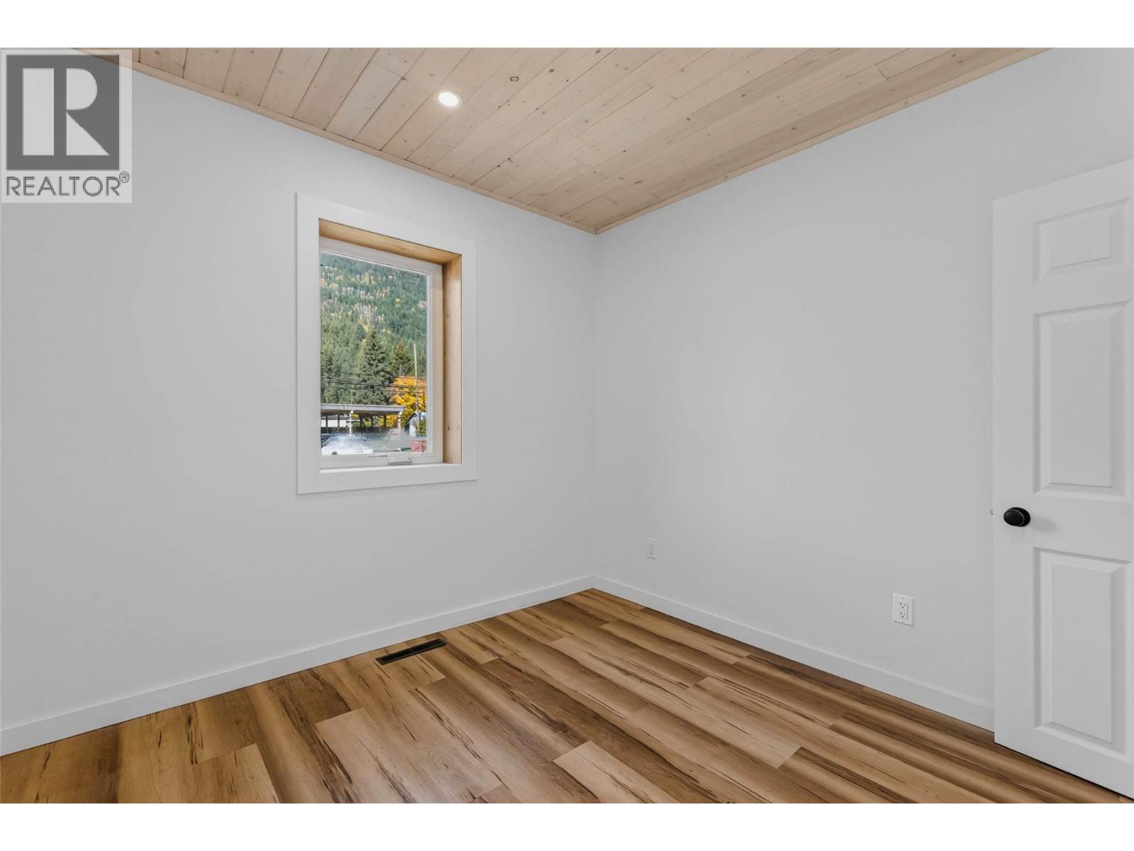 515 Sayward Avenue, Salmo, British Columbia  V0G 1Z0 - Photo 16 - 10403556