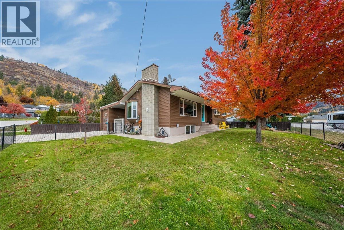 810 10th Avenue, Montrose, British Columbia  V0G 1P0 - Photo 1 - 10404016